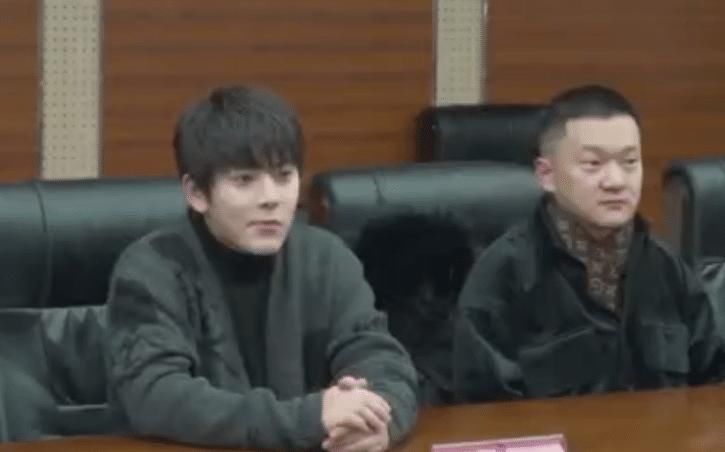 陈翔入职母校当老师，现场签约照曝光，网友：教师门槛那么低吗？