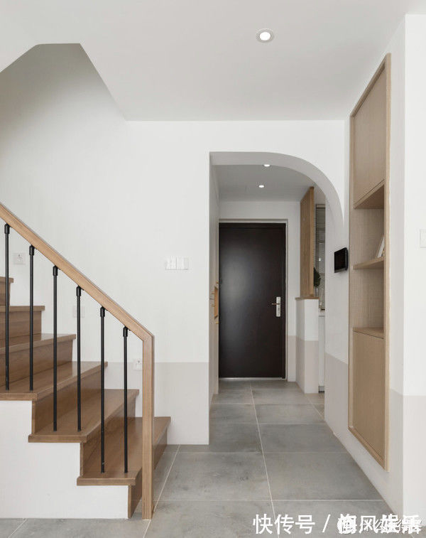 墙面|这对夫妻很有远见,买下120平复式小楼,客厅开阔还有双储物间