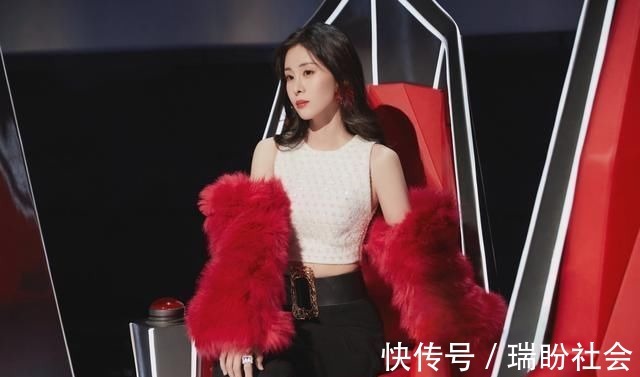 好聲音助教服裝該管管了!張碧晨晃眼,吳莫愁浮夸,只有她較穩(wěn)重