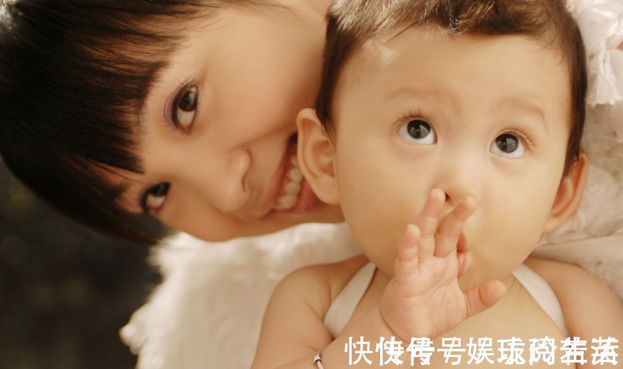 母乳|喂母乳到底有多疼?宝妈用手臂做了实验,网友:心疼妈妈们