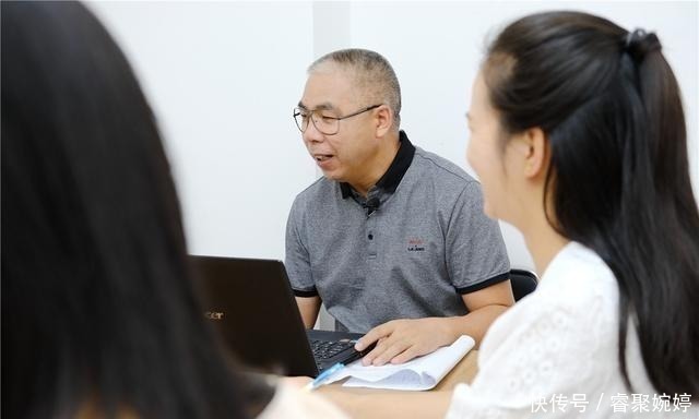 抖音|公司老板带员工跨界玩抖音,大笑称达到了人生的巅峰