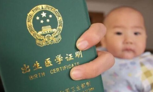 宝爸|医院“黑脸宝宝”火了,宝妈耐心等待娃长大,长开后人人夸