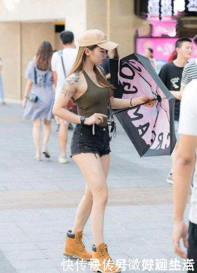 浅紫色|浅紫色碎花上衣,露脐设计,让小蛮腰无处可藏