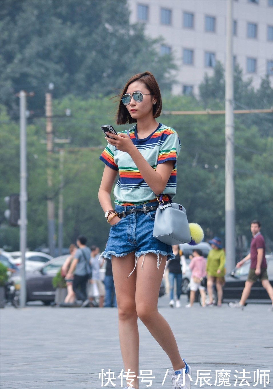 高腰款式|路人街拍,美女穿横条纹的半袖,腰线被提升得很高