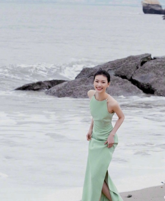 大长腿|邱天身材比例绝了!穿一袭黑色吊带连衣裙高贵大气,气场不输超模