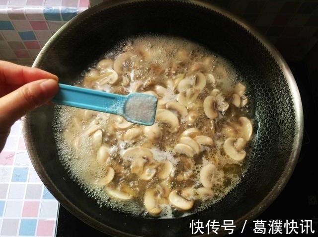 口蘑|买点口蘑回家炖牛肉,汤汁浓郁,口蘑Q弹,是一道不错的下饭菜