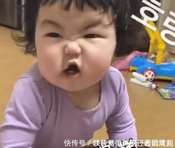 孩子|宝宝被阻止吃肉,脸很快拉了下来,舅舅在一旁哭笑不得