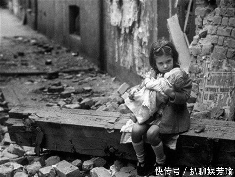 二战|二战罕见老照片弟弟饿了,妈妈你在哪?