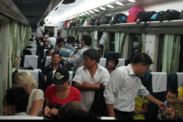 到中国|印度人来中国旅游，第一次坐火车，这行为让旅客无语