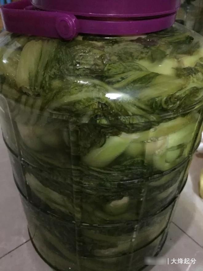 妈妈用了30年的腌酸菜做法，1分钟学会，无添加剂放一年都不会坏