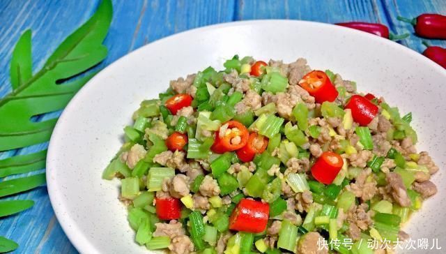  小炒|一把芹菜，一块猪肉，做出一道家常小炒，脆爽可口，简单又下饭
