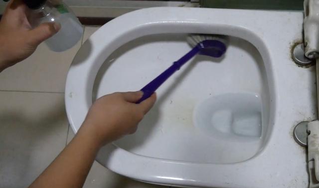 赶紧把牙膏挤到白醋里,真是厉害了,了解一下,学会告诉家里人