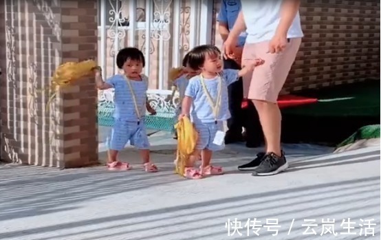 幼儿园|爸爸接三胞胎放学迟到了，女儿们一脸不满，网友：女人生气都一样