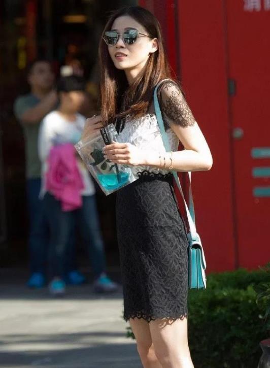 街拍：红袖添香的美女，一条红色的连衣裙，时尚唯美好身材