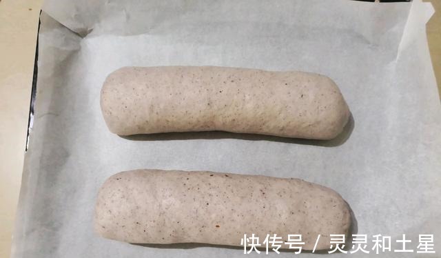 吸油纸|黑米别用来煮粥,做成面包,好吃又美味!