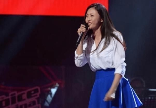 她背著丈夫參加好聲音，爆紅后稱自己是單身，下臺(tái)立馬就與丈夫辦離婚