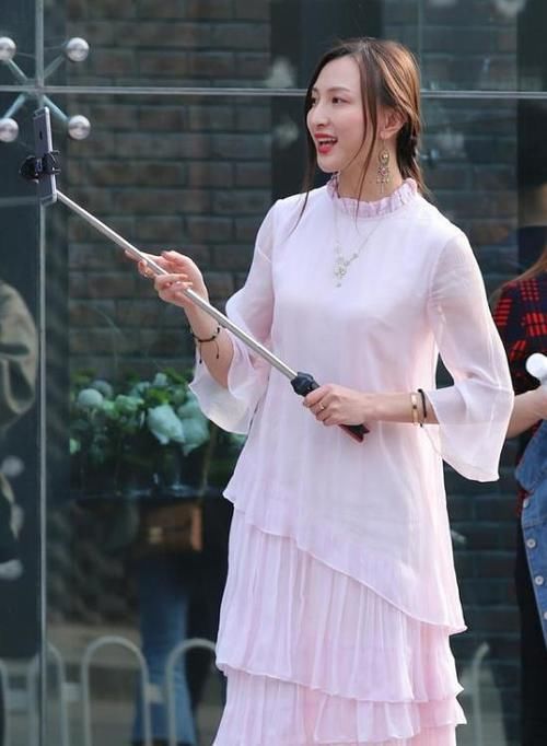 身材高挑|身材高挑的美女，一件白色长款外套，仙女利落很显名媛气质