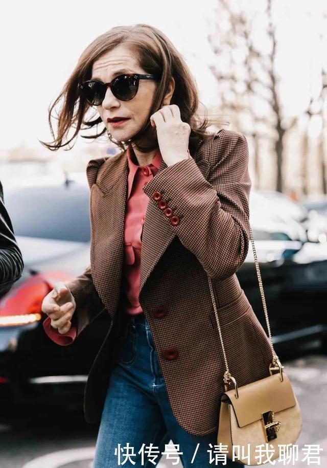 驼色|4、50岁的女人,冬天别再只穿“驼色”,“咖啡色”才更高级显贵