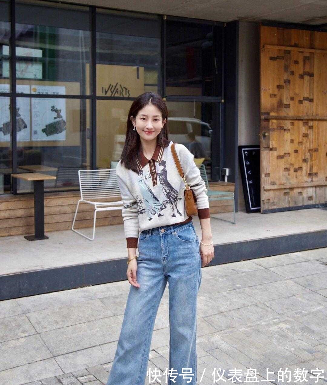 针织上衣 这才是30+女人该有的打扮针织上衣搭配牛仔喇叭裤,时髦又舒适