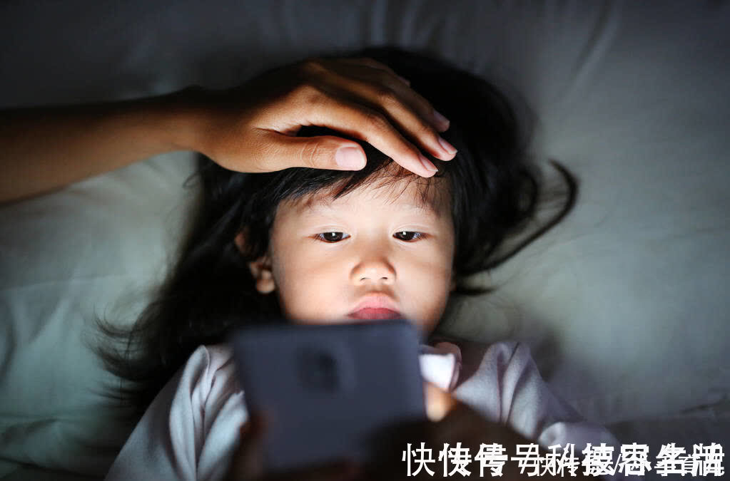 长高|睡前影响身体“长高”的2件事,家长别让孩子做,妨碍孩子长高个