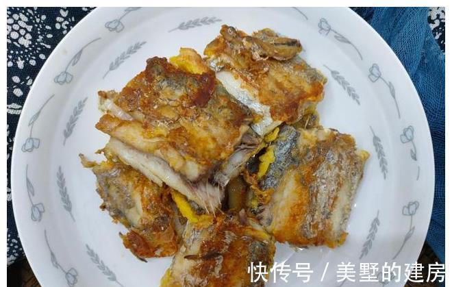 带鱼|煎带鱼时,别再放面粉了,教你多加2味,带鱼外酥里嫩
