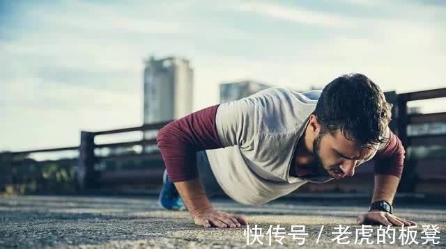 健身房|一次完成多少个俯卧撑才算合格？经常做俯卧撑有哪些好处