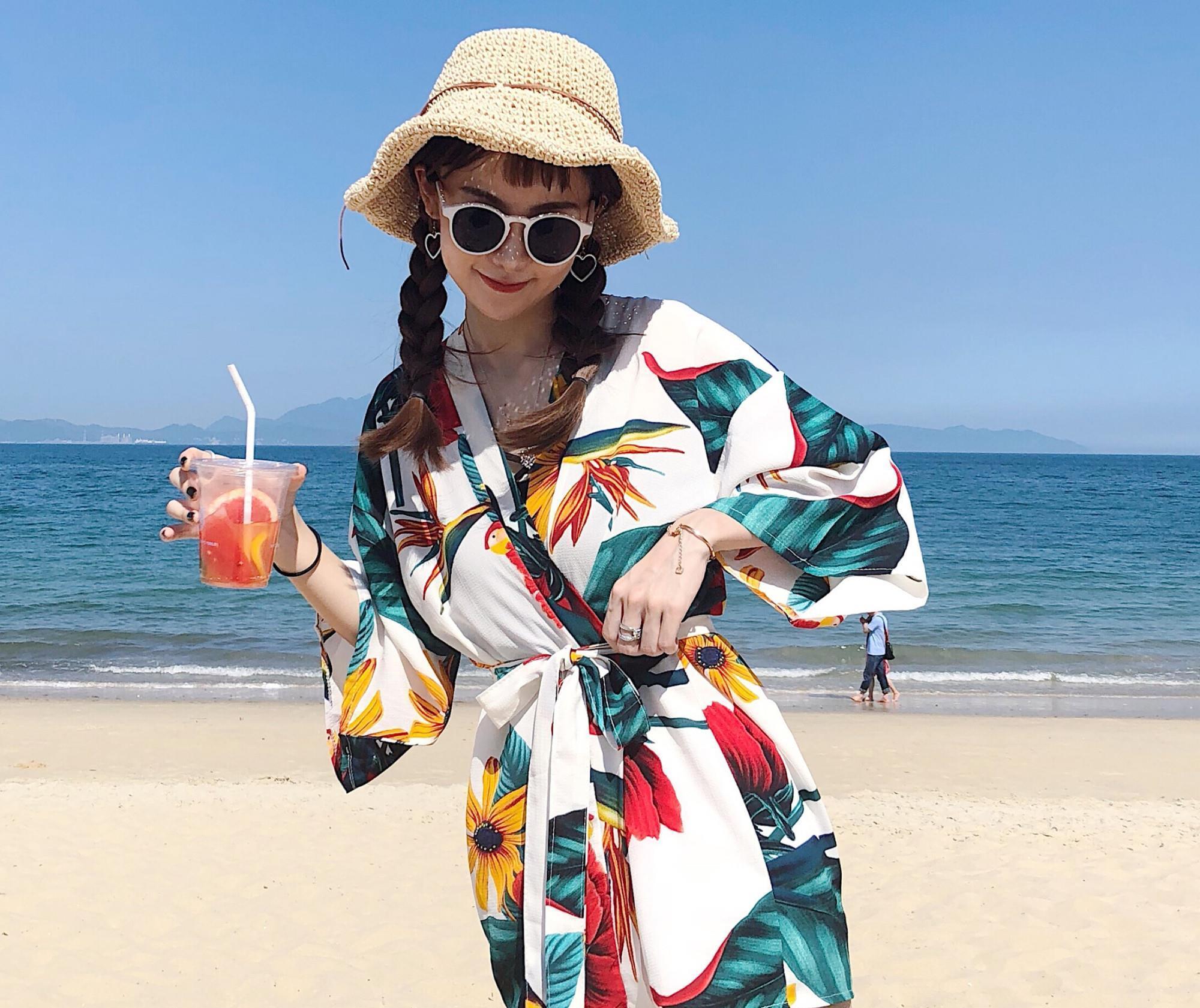 大长腿|海边穿搭不一定选浅色，搭配师：亮色更出众，试试这3种时髦单品