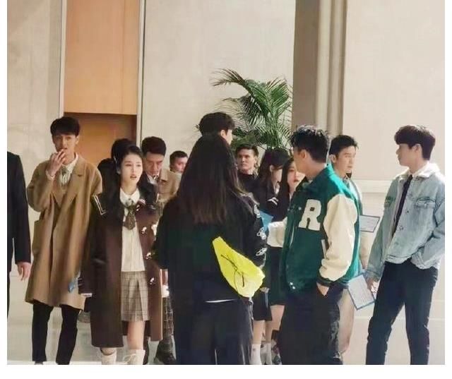 鄭愷火鍋店遭拉橫幅維權(quán)，背后原因不簡單，錄節(jié)目未受影響