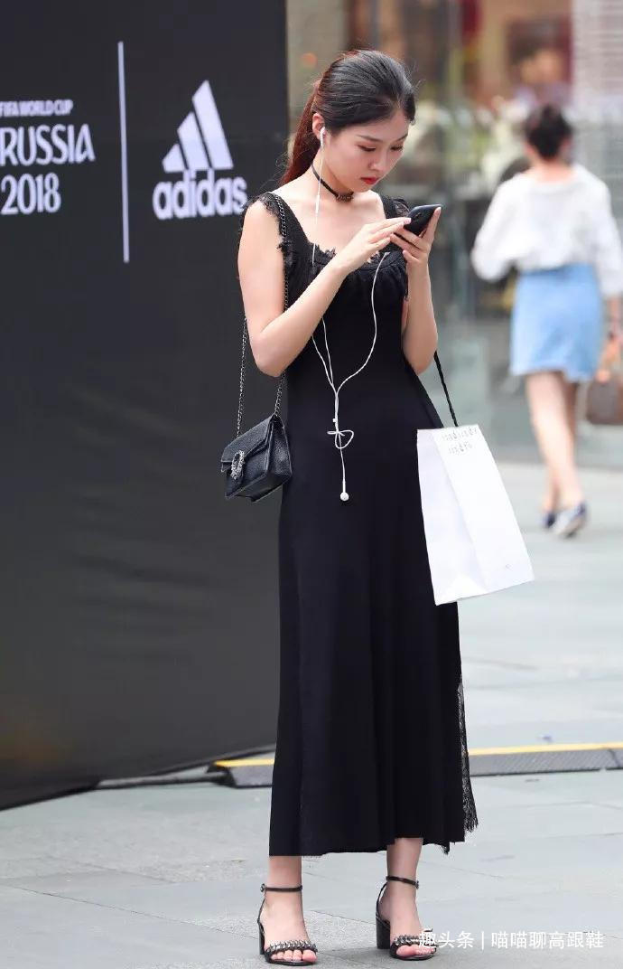 美女脚上搭配一双白色的高跟鞋，提升她的腰线，显高又显腿长