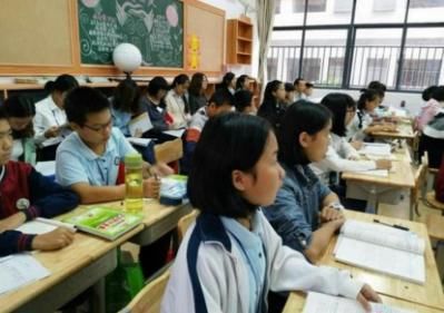 中学班主任“调座位”，看似随意、没章法，但实则满是“心机”