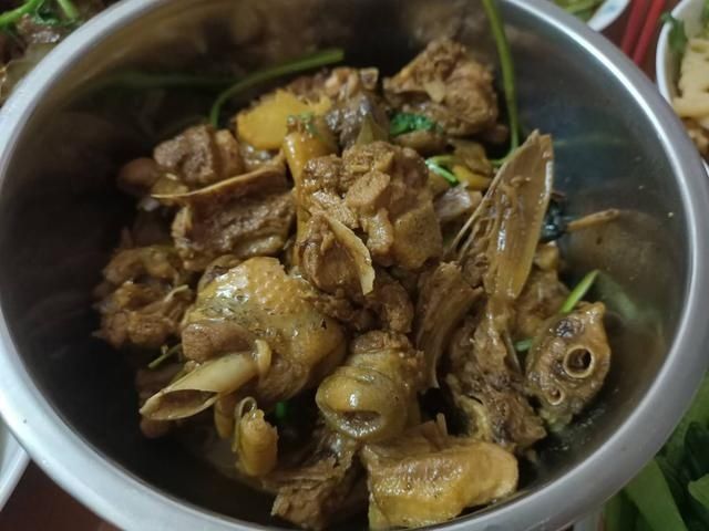 带男友回家，爸爸顶着高温用柴火烧菜，吃完饭后男友留下2千元