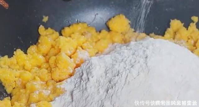 玉米面倒开水锅里，瞬间变成美味，一次就成功，老人孩子都爱吃