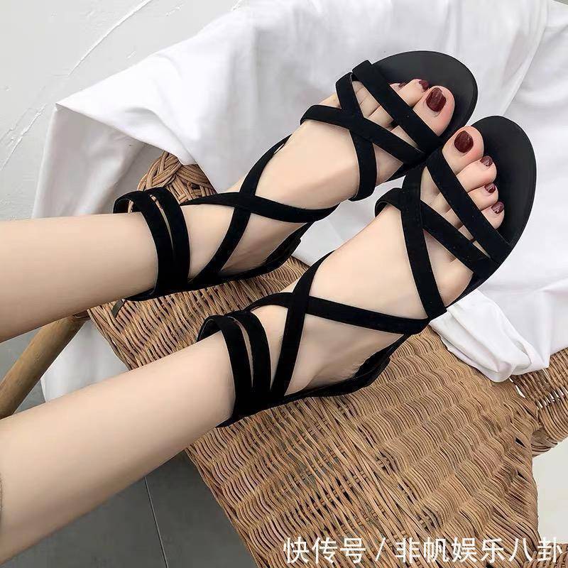 时尚 缠绕在足尖的视觉冲击,绑带凉鞋复古时尚,散发诱人魅力