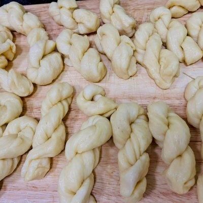 这道家喻户晓的外酥里软的麻花是怎么做的呢？