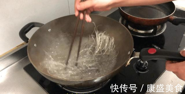 天冷了，红薯粉条这样吃太过瘾了，简单有营养，再也不想炖白菜了