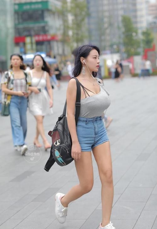 美女将牛仔裤物尽其用,这样的体型走路比较累,也不敢跑