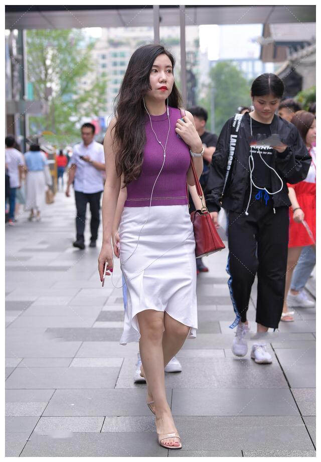 穿起来|街拍:紫色的无袖上衣,搭配白色的裙装,凸显着成熟的独特韵味