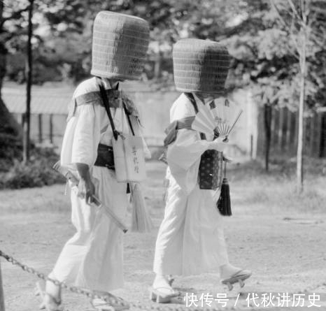 男子|日本真实老照片：男子头戴箩筐，最后一张是日本新娘！