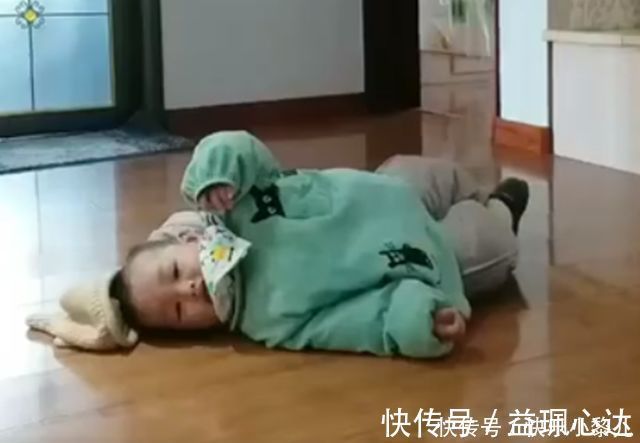 统一|写作业被弟弟打扰,哥哥将弟弟拖出房门,网友:这动作全国统一?