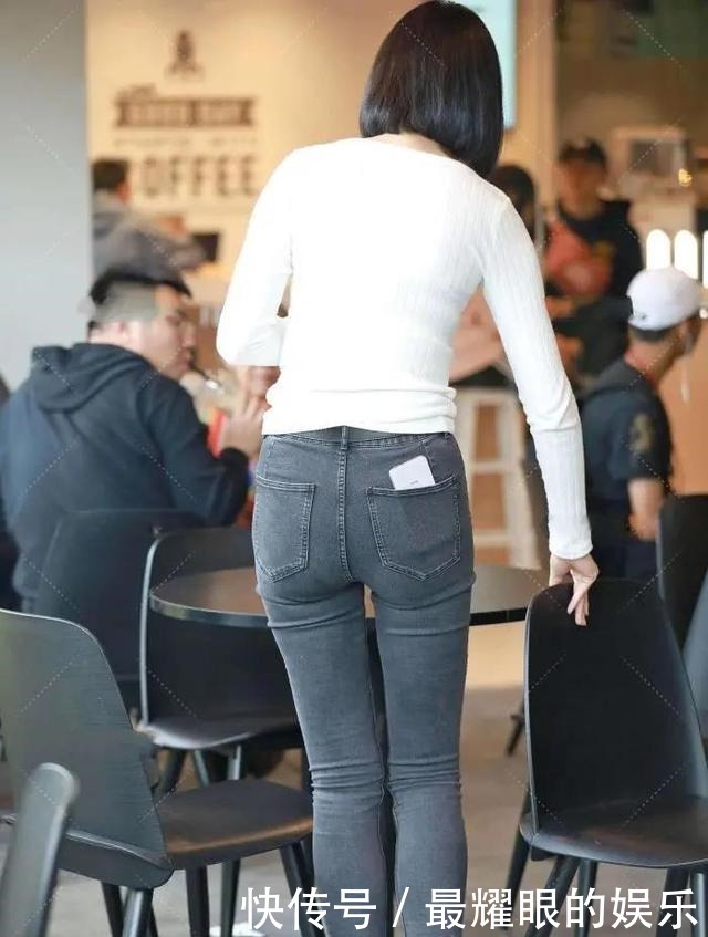 依旧桃花面，频低柳叶眉，纯白针织衫配黑色牛仔裤的知性率真穿搭