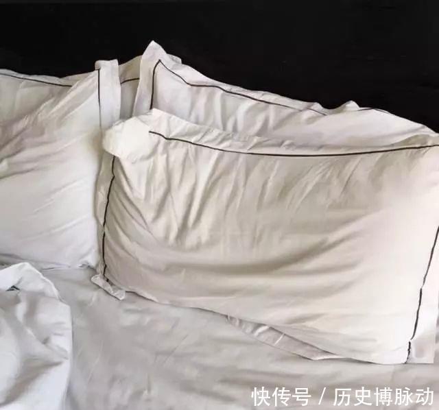 床单发黄有血渍?居家主妇教你简单一招,泡一泡立刻洁白干净!