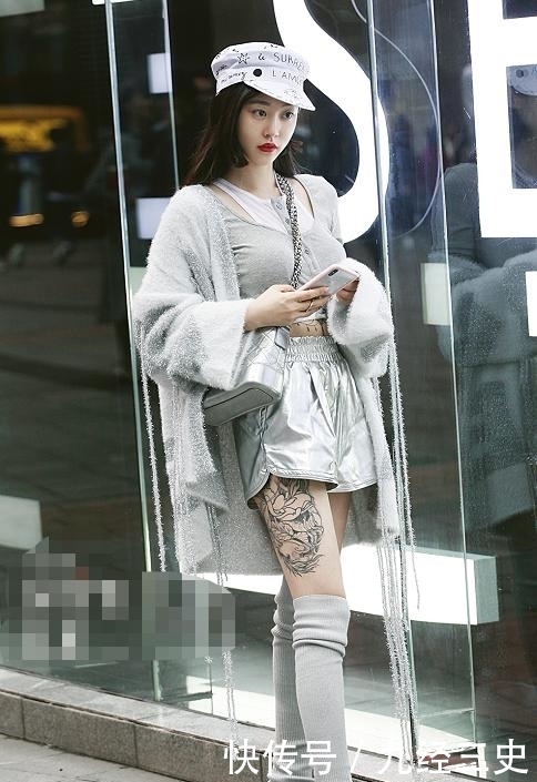 牛仔裤|街拍:面带微笑气质可人的美女,牛仔裤尽显满满的潮流气息!