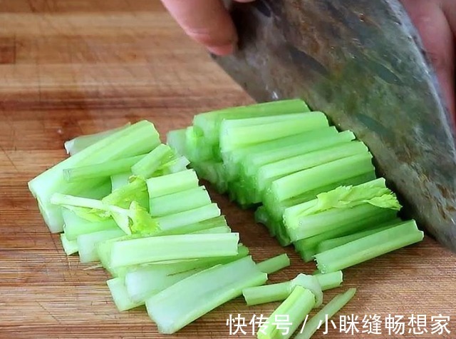 润肠|凉拌木耳时多放一样,脆嫩鲜美,爽口多汁,润肠通便还降压降脂