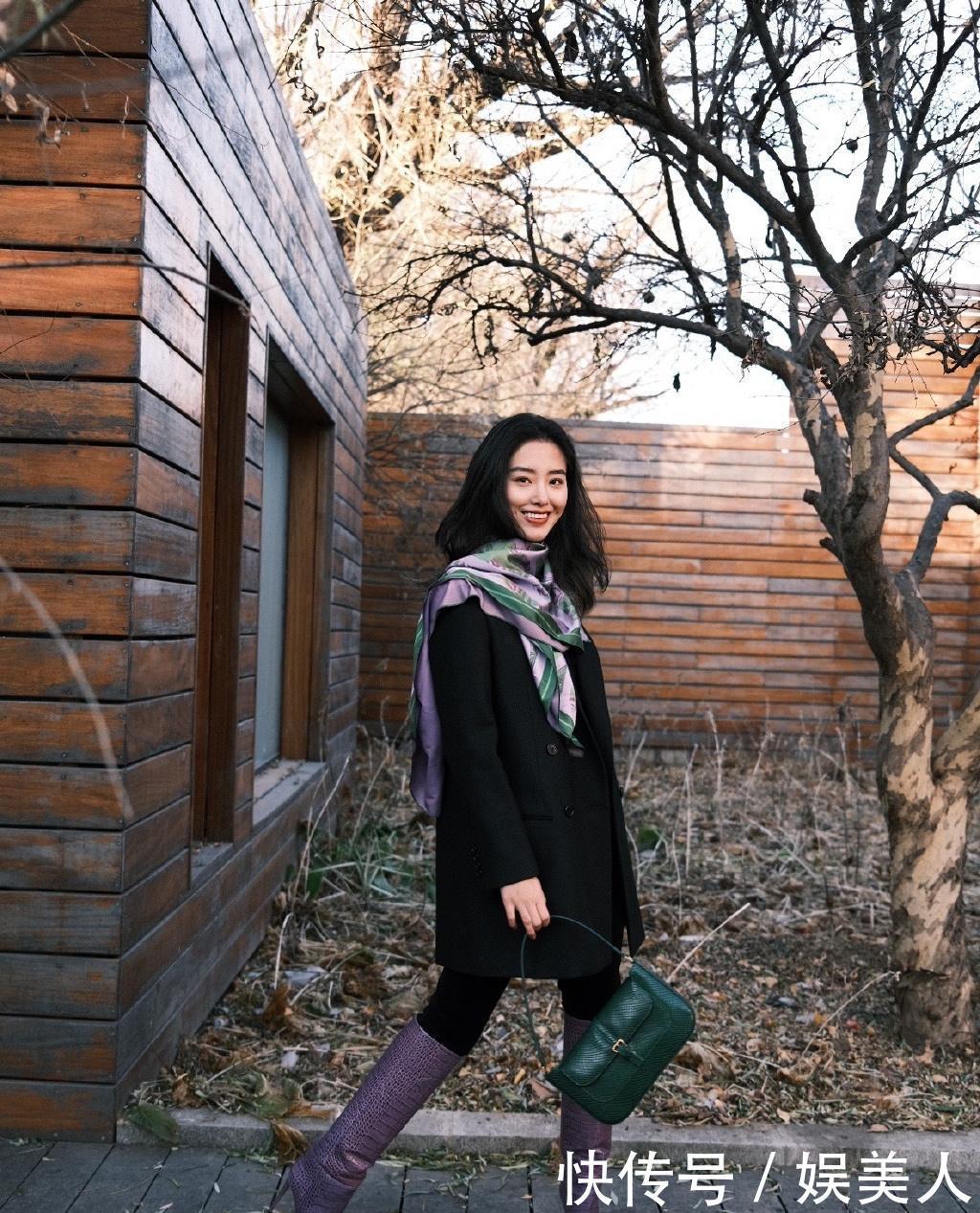 丝巾怎么戴才时髦？绑在手腕上当手链很潮，变成发带也很酷