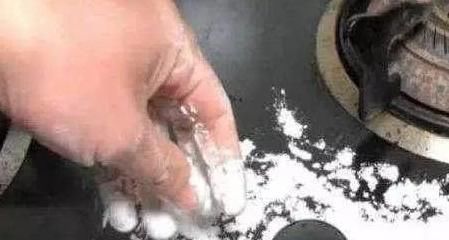 家里“灶台”脏了别用水擦，教你2个小方法，灶台立马干净如新