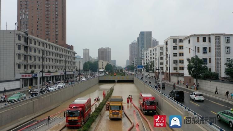 广南路|海报直击丨郑州一隧道积水达2公里、最深处9米 现场昼夜交替排水