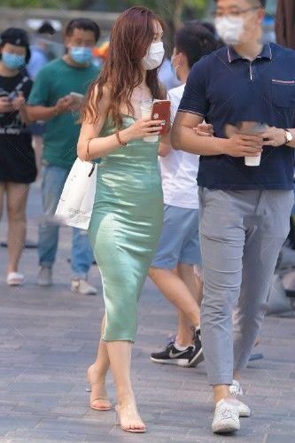 清新 果绿色紧身丝质长裙，时尚性感清新秀美，满满的设计感