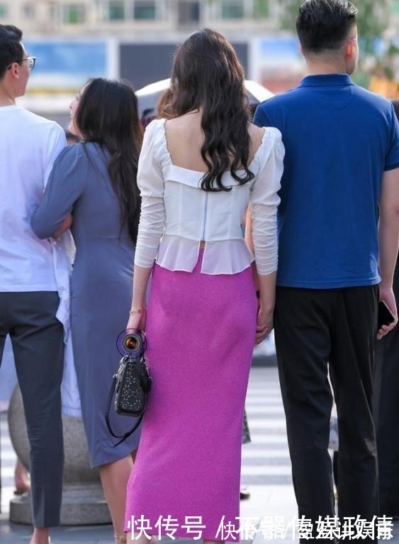 玫红色|长发女神穿玫红色半身裙，华丽又不失典雅，时尚又迷人