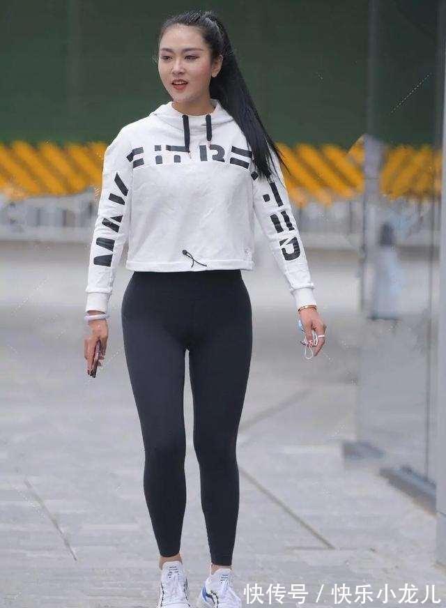 减龄 活力满满的打底裤装扮潇洒有气质,展现时尚体态,清爽减龄