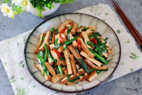 倒入|炒豆腐干时,直接下锅炒是不对的,多做这一步,炒出来柔嫩又入味